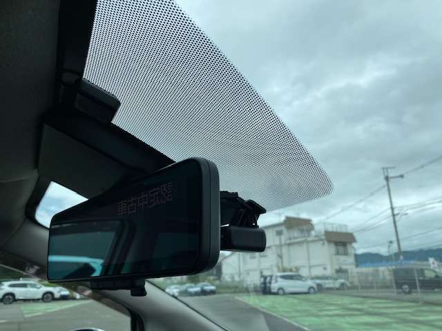 前方ドラレコは社内から投影してくれます。