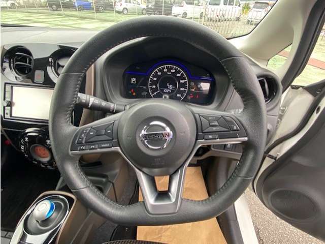 ボリュームなどの操作可能♪本革巻きステアリング