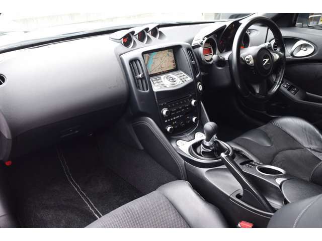 ヒーター付電動格納ドアミラー　リアビスカスLSD　VDC　TCS　車両情報ディスプレイ　パワーシート　シートヒーター　オートエアコン　オートライト