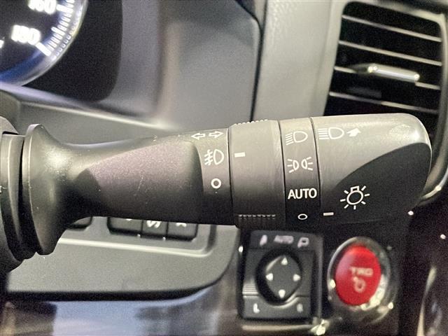 【運転席操作部】『運転席周辺の装備』の画像になります。快適なドライブを楽しむための機能が装備されています！運転席から触れるので使いやすいです！
