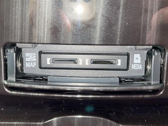 【ETC】有料道路を利用する際に料金所で停止することなく通過できる、ETC車載器（ノンストップ自動料金収受システム機器）が装備されています。セットアップを行うことで利用可能になります。