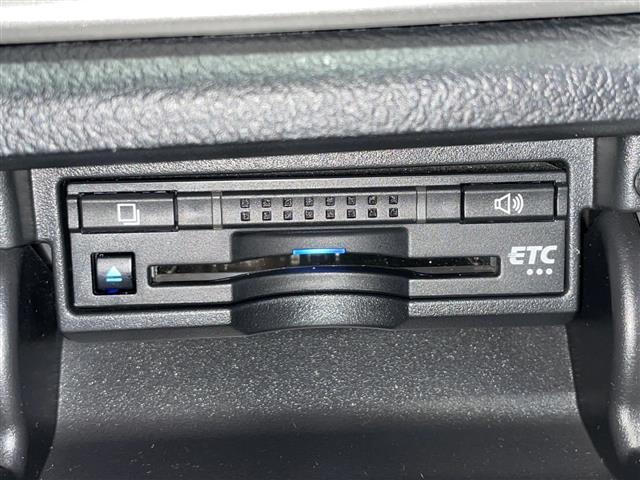 【ETC】有料道路を利用する際に料金所で停止することなく通過できる、ETC車載器（ノンストップ自動料金収受システム機器）が装備されています。セットアップを行うことで利用可能になります。