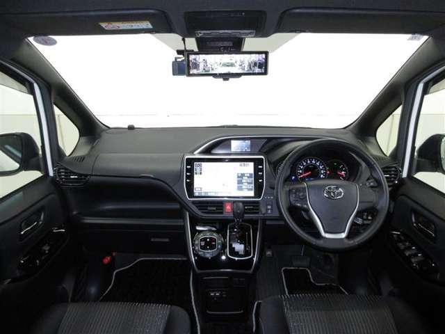 黒基調のスポーティーなインストルメントパネル。左右に自由に移動できるようにインパネシフトを採用。