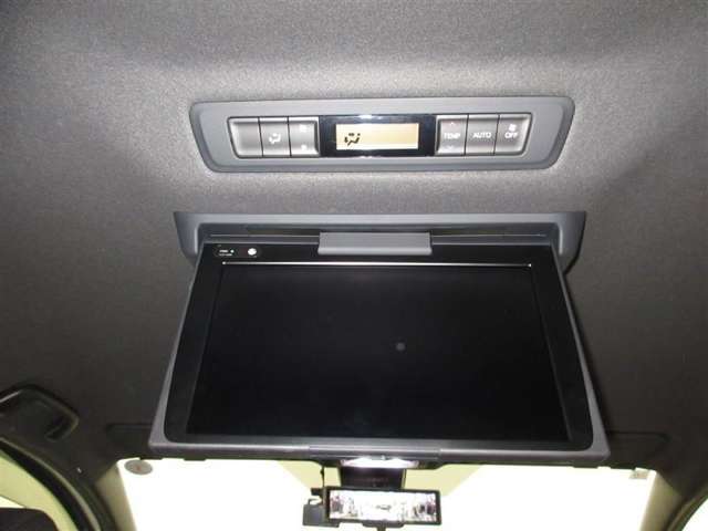 後席モニターが付いています。後席リラックスシートでくつろぎながらビデオ鑑賞もできます。