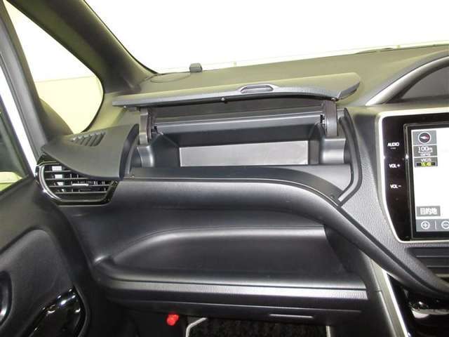 助手席アッパーボックス＆オープントレイです。