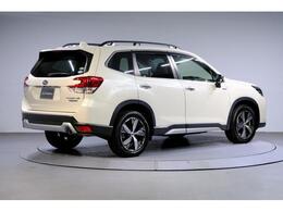 ルーフレール付き、上質なブラウンレザー内装のフォレスター