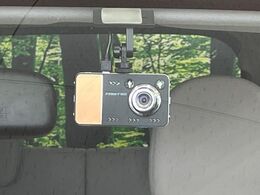 【ドライブレコーダー】安心・安全なカーライフに必須のドライブレコーダーを装備！走行中はもちろん、あおり運転や事故に遭遇した際の状況も映像で記録し、万一のリスクに備えます。