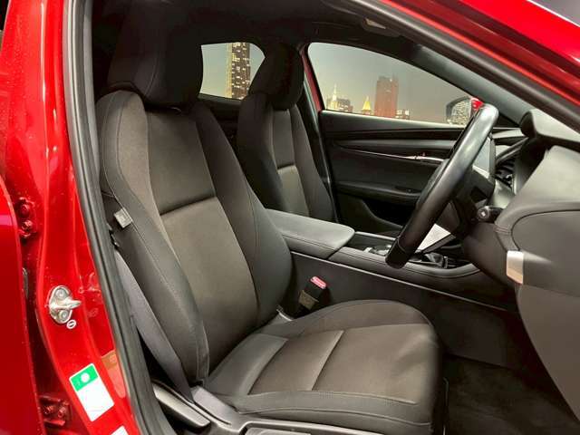 運転席も広々としており運転しやすい環境を実現しています☆室内クリーニングも実施済みです。