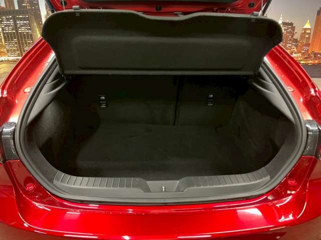 トランクスペースも充分な広さがございます。ゴルフバッグも収納可能です。