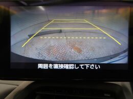 【バックカメラ】駐車時に後方がリアルタイム映像で確認できます。大型商業施設や立体駐車場での駐車時や、夜間のバック時に大活躍！運転スキルに関わらず、今や必須となった装備のひとつです！