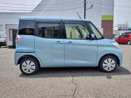 片側パワースライドドア付きです。