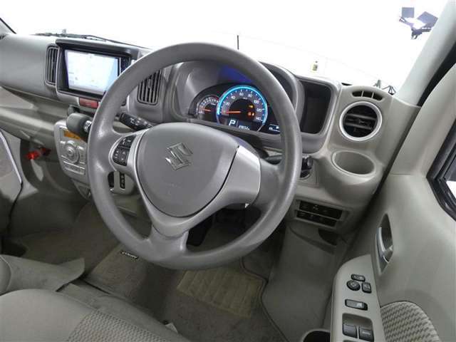 視界も広々で見晴らしの良い運転しやすいコックピットです。
