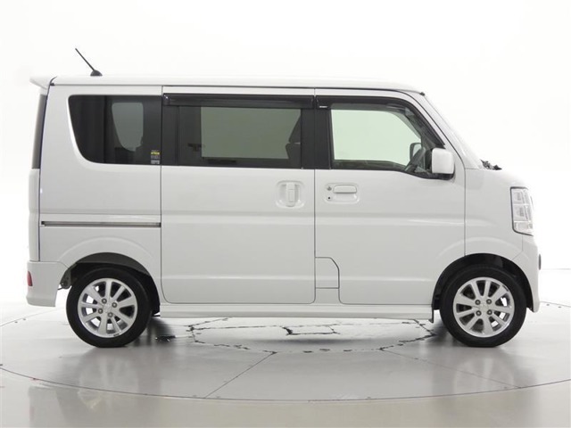 両側スライドドア車です。助手席側は、パワースライドドア付きなので狭い駐車スペースでも乗り降りが楽で、小さなお子様やお年寄りにもうれしい装備です。