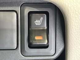 【シートヒーター】寒い日に重宝するシートヒーター！エアコンより早く温まってくれるので寒がりの人も安心ですね♪エアコンの温風は乾燥するから苦手、という方にもをおすすめです。