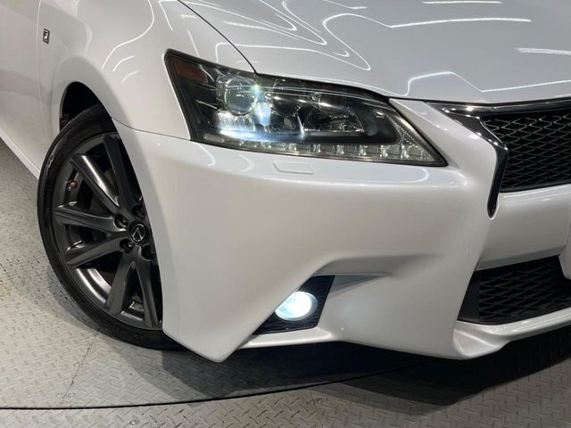 【LEDヘッドライト】悪天候や夜間走行時も良好な視界を確保し安心して運転できる高輝度LEDヘッドライトを装備！点灯速度が早く、消費電力も抑えられています。