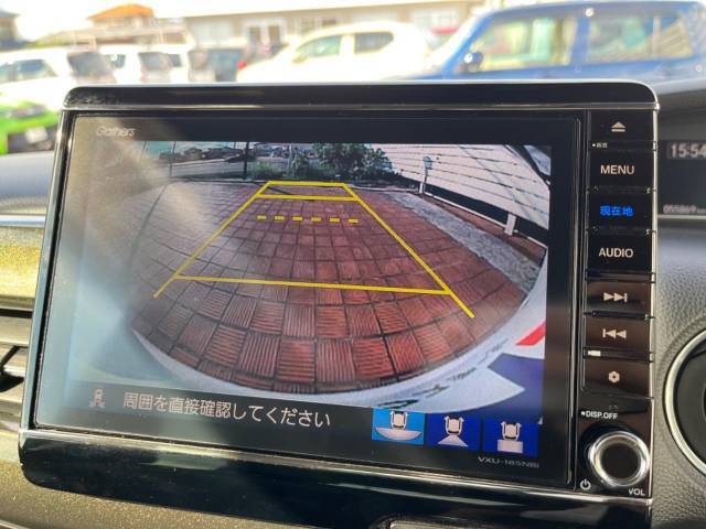 【バックカメラ】駐車時に後方がリアルタイム映像で確認できます。大型商業施設や立体駐車場での駐車時や、夜間のバック時に大活躍！運転スキルに関わらず、今や必須となった装備のひとつです！