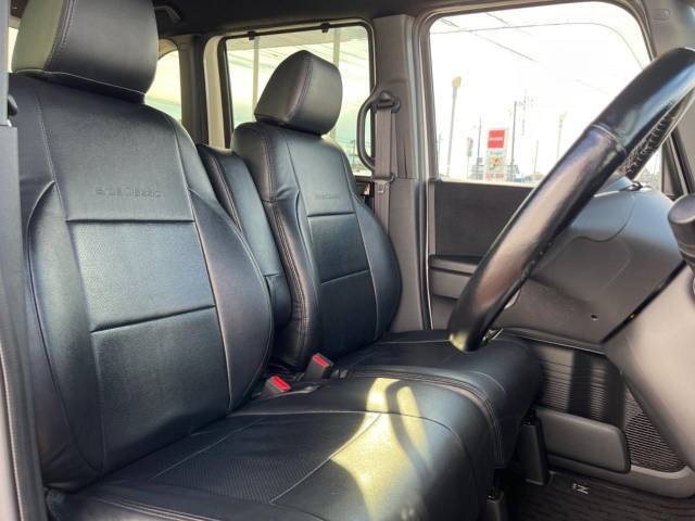 運転席シート廻りは使用感も少なく、良好な状態となっています。前オーナー様が丁寧に使っていたことがよくわかりますね。