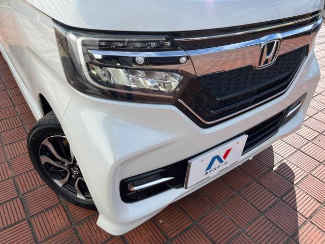 【LEDヘッドライト】悪天候や夜間走行時も良好な視界を確保し安心して運転できる高輝度LEDヘッドライトを装備！点灯速度が早く、消費電力も抑えられています。