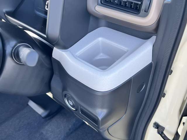 当店は年間販売台数が約1000台です。展示在庫の多くが届出済み未使用車です。当店は、軽自動車専門です。お店に置いてない車の取り寄せも出来ます。