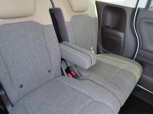 【後部座席側のアームレスト】後部座席にはアームレストが付いています。肘を置いてゆったりとドライブを堪能できます。