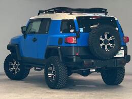 お車を左後ろから見るとこのような感じになります。テールランプやドアバイザー等装備品を確認できます。