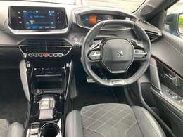 運転席及びインパネ付近の画像を掲載いたします。見える範囲の内装にはシミ・汚れなども見当たらず、非常に状態の良い車両です。お時間の良い時があれば、ぜひご来社されて実車をご覧ください。