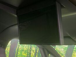 【14型有機ELフリップダウン】三列目からでも迫力のエンタメが観れる大画面フリップダウン。有機ELのモニターでは、一般的なフリップダウンよりも高コントラストでキレイな映像を楽しめます。