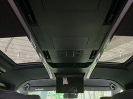 【サンルーフ】開放感たっぷりの希少装備、サンルーフが装着されています！車内に明かりを取り入れたり景色を楽しむ以外にも、車内の空気も簡単に換気できて快適です！