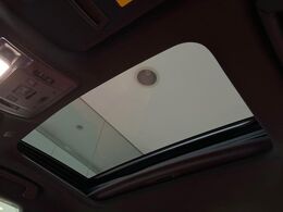 【ムーンルーフ】開放感たっぷりの希少装備、ムーンルーフが装着されています！車内に明かりを取り入れたり景色を楽しむ以外にも、車内の空気も簡単に換気できて快適です！