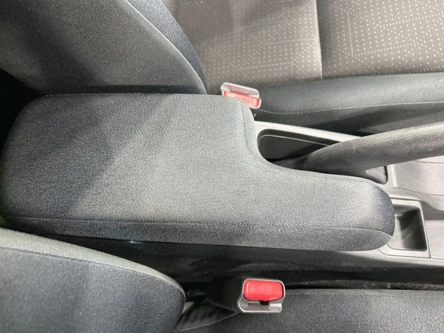 【アームレスト】運転中の身体の負担を軽減してくれるアームレストを装備♪