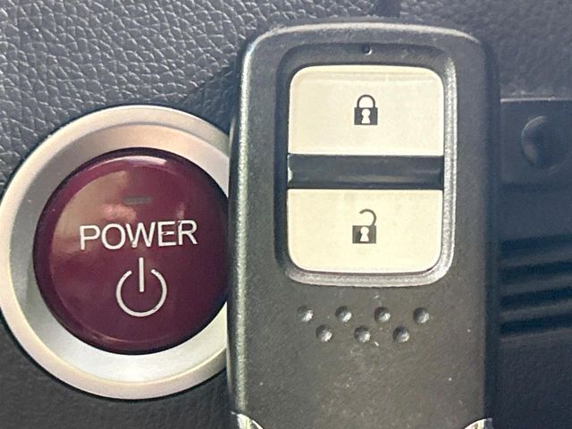 【Hondaスマートキー】カバンやポケットに入れたままでもドアの施錠・解錠が可能なスマートキーを装備。エンジンのオン・オフ時もカギを取り出す必要が無いからとっても便利です♪