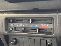 寒い冬も暑い夏も全席に快適な空調を届けてくれる、エアコンを装備♪