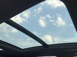●サンルーフ：開放感たっぷりの希少装備、サンルーフが装着されています！車内に明かりを取り入れたり景色を楽しむ以外にも、車内の空気も簡単に換気できて快適です！