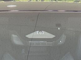 【トヨタセーフティセンス】走行中に前方の車両等を認識し、衝突しそうな時は警報とブレーキで衝突回避と被害軽減をアシスト。より安全にドライブをお楽しみいただけます。