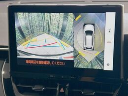 【パノラミックビューモニター】専用のカメラにより、上から見下ろしたような視点で360度クルマの周囲を確認することができます☆死角部分も確認しやすく、狭い場所での切り返しや駐車もスムーズに行えます。