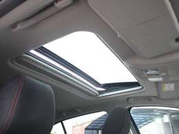 サンルーフを装備☆車内の換気にとても便利で採光性にも優れていますしなにより開放感と高級感がありますね☆後付けできない装備ですのでぜひ装着車をお勧めいたします☆