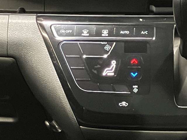 【オートエアコン】操作性と視認性に優れたタッチパネル式！凹凸が少なくサッと拭くだけでお掃除ができます♪