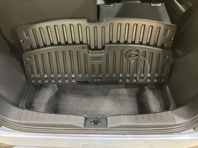 【ラゲッジルーム】ラゲッジアンダーボックスを使えば高さのある物も積み込めます！