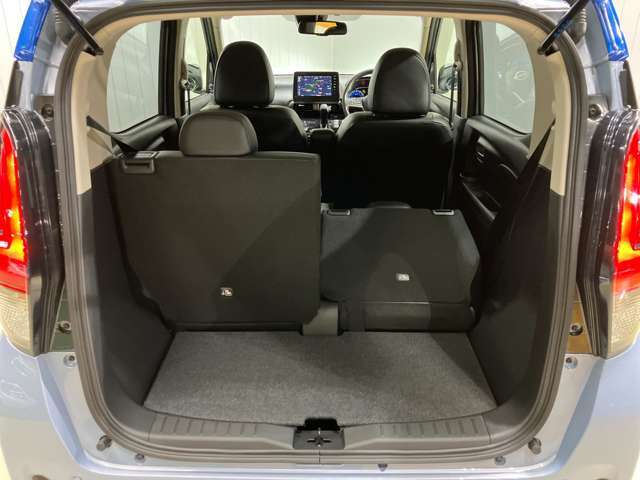 【ラゲッジルーム】後部座席を倒せば大きな荷物も積むことが出来ます！