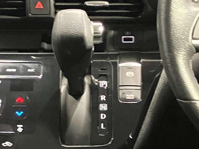 自然に手が届き操作性の良いシフトレバー！