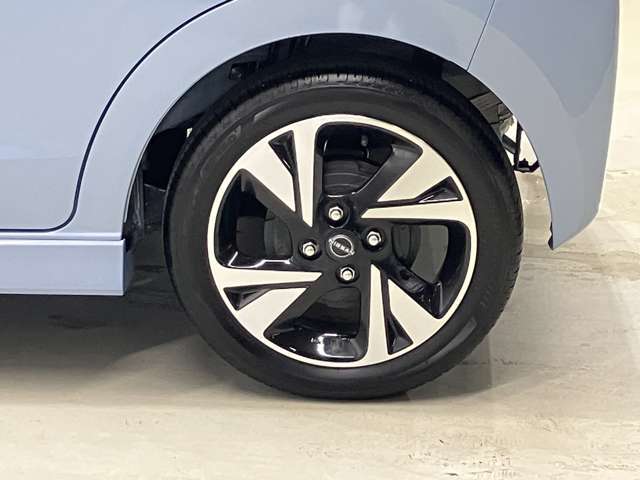 かっこいいデザインの純正アルミホイール！