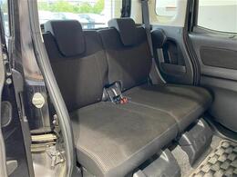 ◆2列目シート◆広々としたスペースで大人の方でも十分座るスペースがございます！オプションでシート撥水、内装丸洗いクリーニングなども取り扱っております。ご希望の際はスタッフまでお申し付けください。