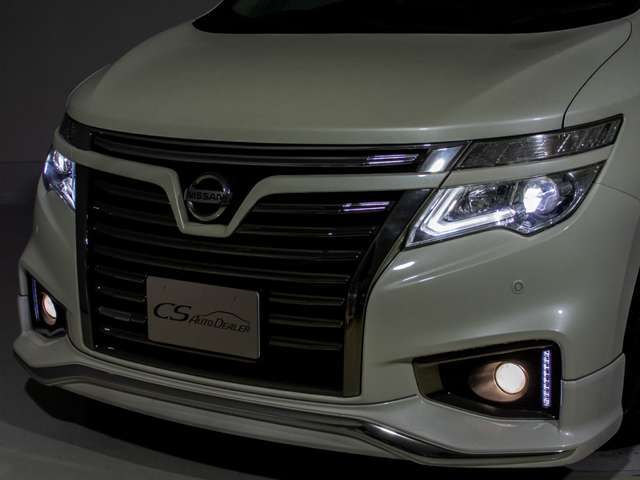 明るく、消費電力の少ない最先端の三眼フルLEDヘッドライトを装備しております！