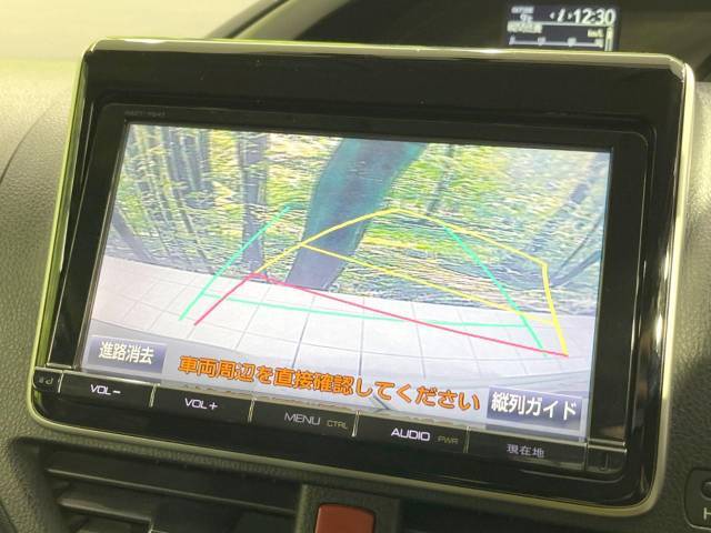 【バックカメラ】駐車時に後方がリアルタイム映像で確認できます。大型商業施設や立体駐車場での駐車時や、夜間のバック時に大活躍！運転スキルに関わらず、今や必須となった装備のひとつです！