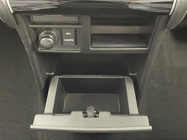 【グローブボックス】車検証ケースや、日頃使う小物類の収納に便利ですね！