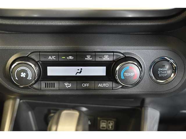 【オートエアコン】一度お好みの温度に設定すれば、車内の温度を検知し風量や温度を自動で調整。暑い…寒い…と何度もスイッチ操作をする必要はありません。快適な車内空間には必須の機能ですね