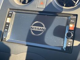 【純正ナビ】人気の純正ナビを装備しております。ナビの使いやすさはもちろん、オーディオ機能も充実！キャンプや旅行はもちろん、通勤や買い物など普段のドライブも楽しくなるはず♪