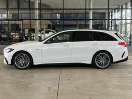 メルセデス・ベンツ八王子の最新のショールームには、大型モニターがあり最先端のメルセデス・ベンツをご体感頂けます！屋内展示場のため、天候の悪い日でも、ごゆっくりとお車をご覧頂ける店舗でございます！