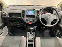 運転席はまるでオフィス機能を備えたコックピット。クルマの中にいても、自分のデスクにいるかのように仕事を進められます！