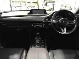 快適な室内空間が広がります。デザイン性と操作性を両立したインテリアでドライバーを飽きさせません☆